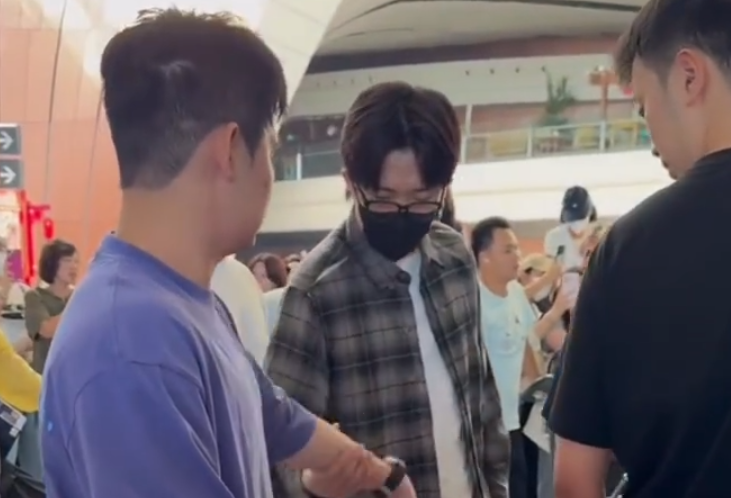 国乒出征澳门冠军赛：莎莎被球迷围追堵截 王楚钦林诗栋嬉戏打闹